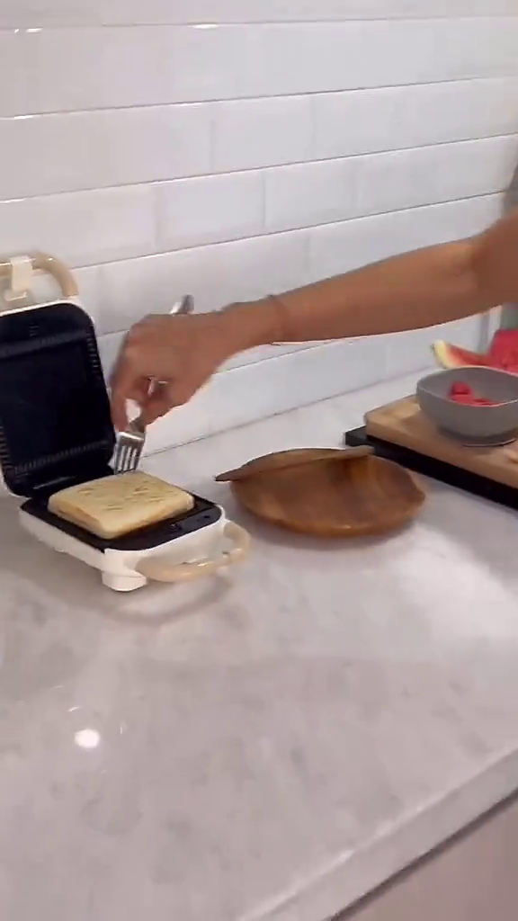 Kini tinggal di Bali, intip 9 potret dapur Nadine Chandrawinata, desainnya bikin area masak kian luas