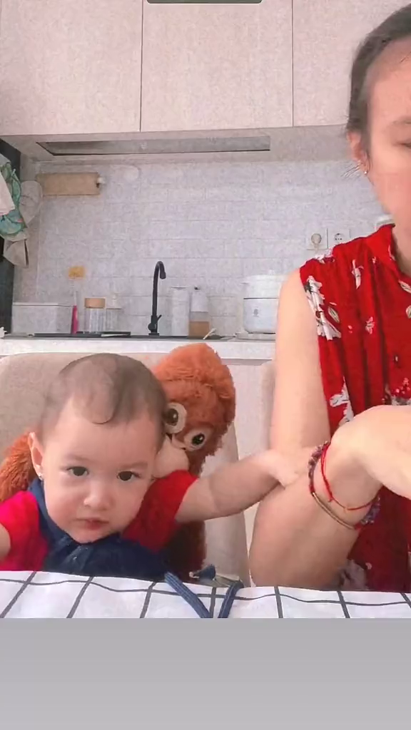 Kini tinggal di Bali, intip 9 potret dapur Nadine Chandrawinata, desainnya bikin area masak kian luas