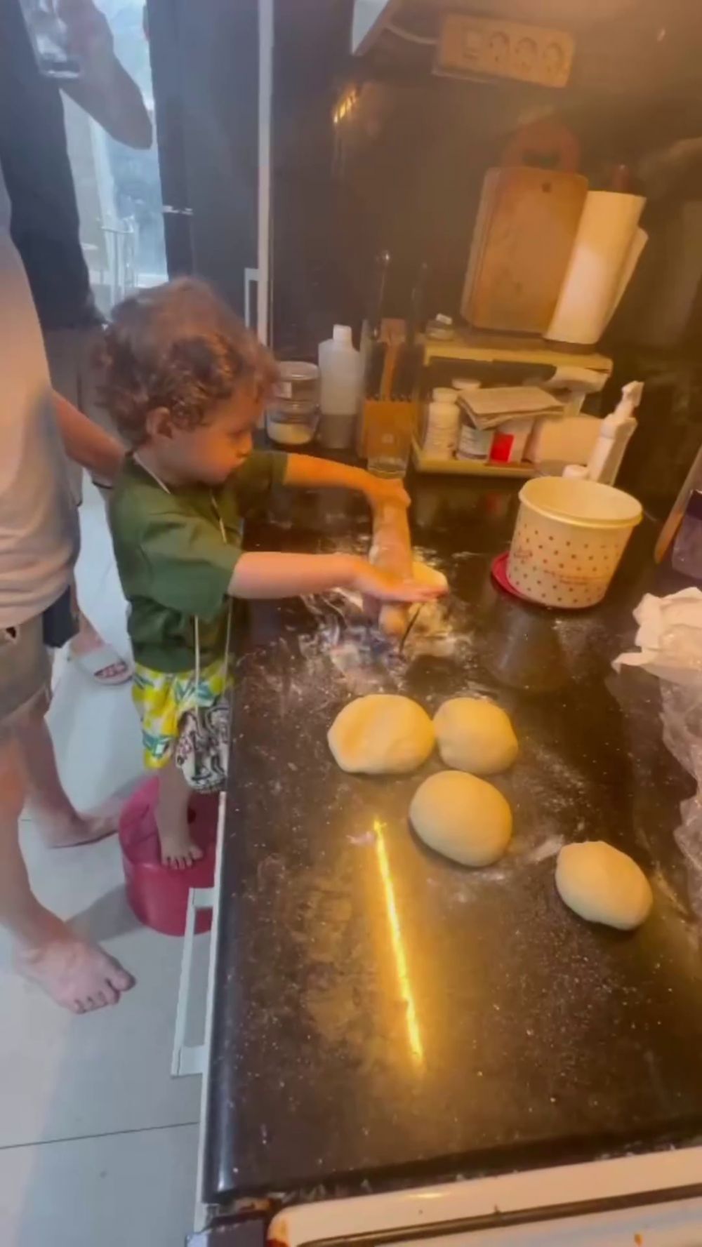 Kini tinggal di Bali, intip 9 potret dapur Nadine Chandrawinata, desainnya bikin area masak kian luas