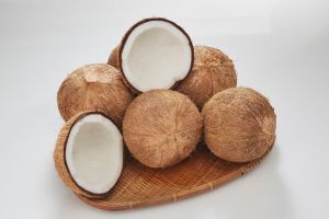 Cara mengupas kelapa tua dengan mudah, cukup pakai alat dapur sederhana ini