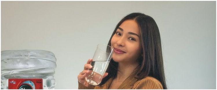 Night routine skincare Nikita Willy bikin wajah mulus bebas pori-pori, cuci muka pakai 1 bahan minuman