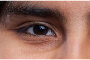 Cara mudah dan alami menghilangkan mata panda ini bantu samarkan garis halus meski tanpa eye cream