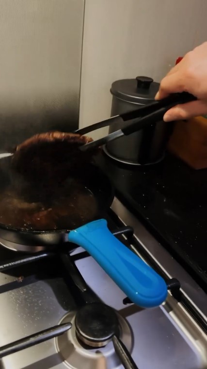 Punya meja mungil segaris, intip 9 potret dapur Gritte Agatha di rumah unik ada taman ala Teletubbies