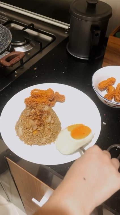 Punya meja mungil segaris, intip 9 potret dapur Gritte Agatha di rumah unik ada taman ala Teletubbies