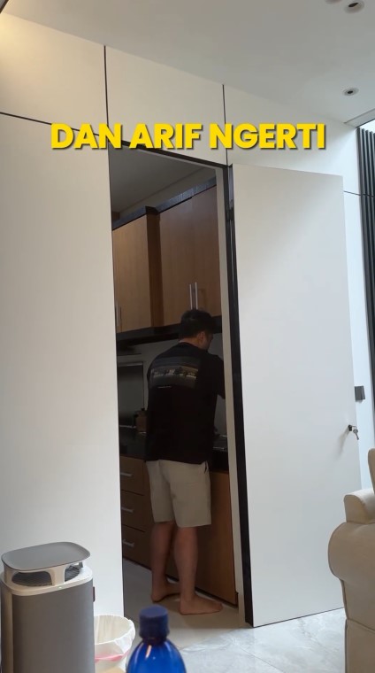 Punya meja mungil segaris, intip 9 potret dapur Gritte Agatha di rumah unik ada taman ala Teletubbies