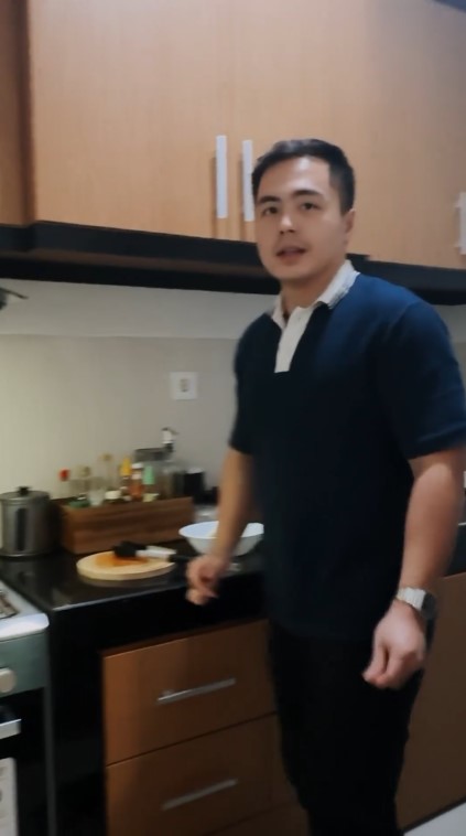 Punya meja mungil segaris, intip 9 potret dapur Gritte Agatha di rumah unik ada taman ala Teletubbies