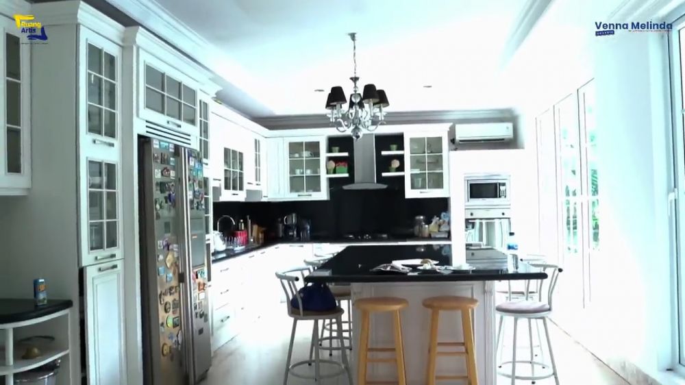 Tetap estetik meski dibangun sejak 2007, 10 Potret dapur Diah Permatasari ini bernuansa serba putih