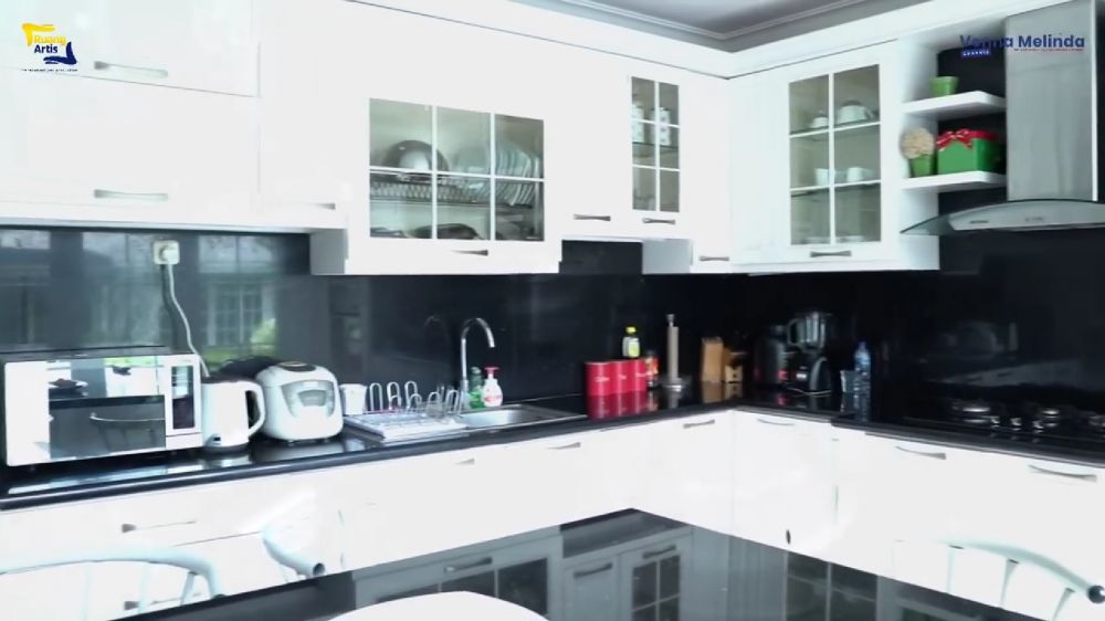Tetap estetik meski dibangun sejak 2007, 10 Potret dapur Diah Permatasari ini bernuansa serba putih