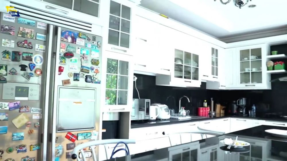 Tetap estetik meski dibangun sejak 2007, 10 Potret dapur Diah Permatasari ini bernuansa serba putih