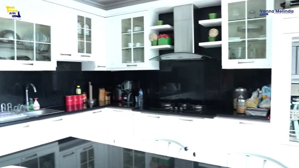 Tetap estetik meski dibangun sejak 2007, 10 Potret dapur Diah Permatasari ini bernuansa serba putih