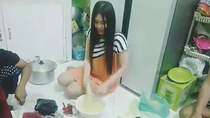 Meja kompornya tuai atensi, begini 9 potret dapur Via Vallen di kampung halaman yang megah dua lantai