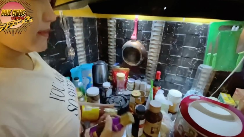 Meja kompornya tuai atensi, begini 9 potret dapur Via Vallen di kampung halaman yang megah dua lantai