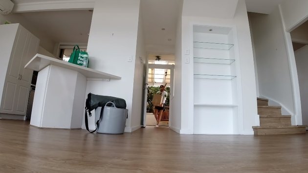 Tinggal di Australia punya rumah view pantai, 11 potret dapur Amanda Rawles interiornya serba putih