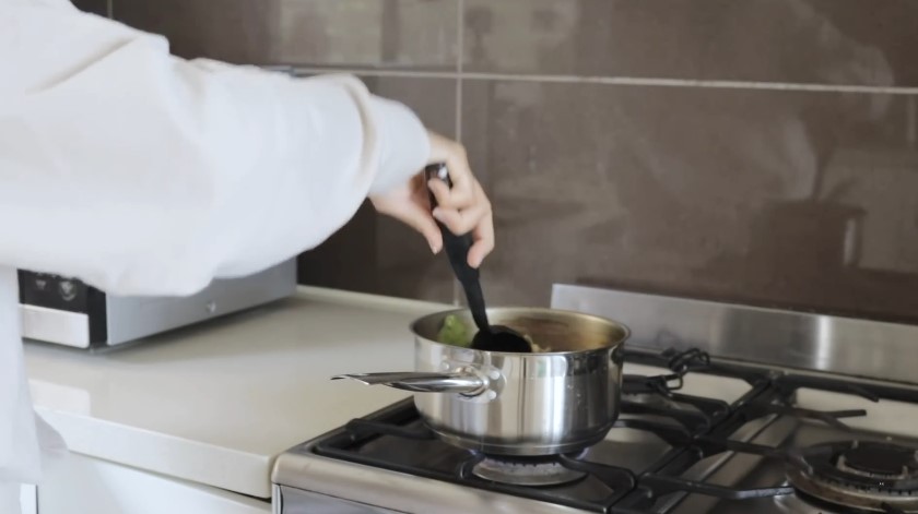 Tinggal di Australia punya rumah view pantai, 11 potret dapur Amanda Rawles interiornya serba putih