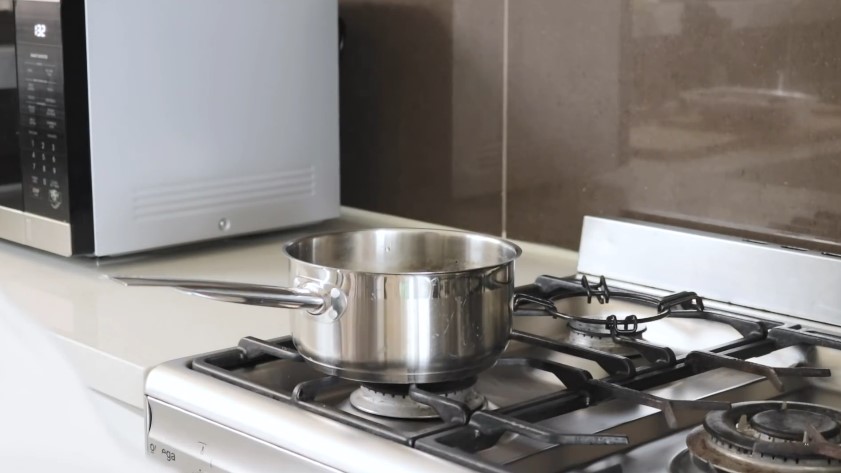 Tinggal di Australia punya rumah view pantai, 11 potret dapur Amanda Rawles interiornya serba putih