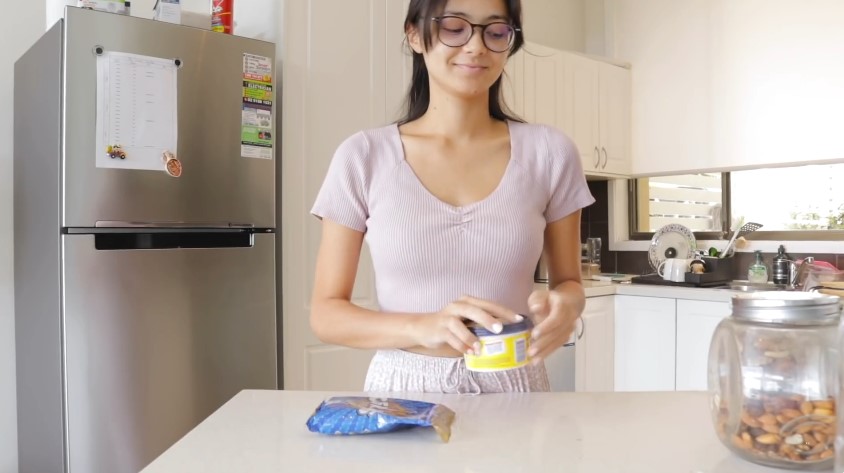 Tinggal di Australia punya rumah view pantai, 11 potret dapur Amanda Rawles interiornya serba putih