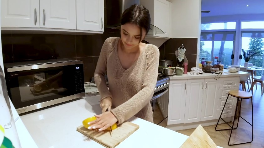 Tinggal di Australia punya rumah view pantai, 11 potret dapur Amanda Rawles interiornya serba putih