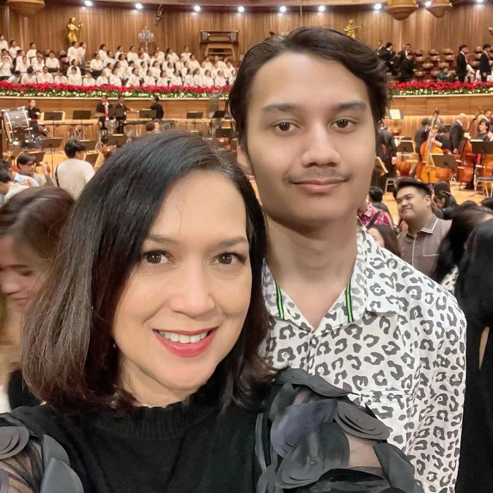 Dikira pacaran padahal ibu dan anak, 9 potret Ira Wibowo bareng putra bungsu yang selisih 35 tahun