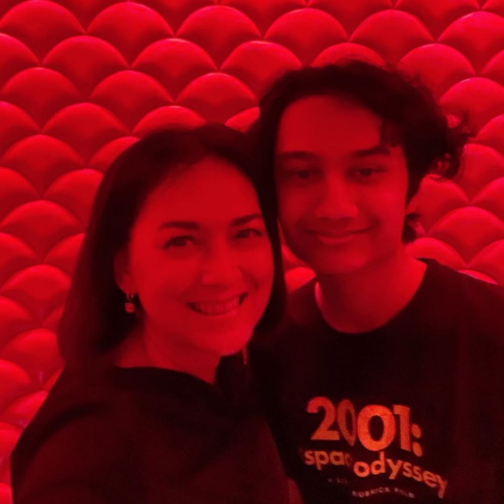 Dikira pacaran padahal ibu dan anak, 9 potret Ira Wibowo bareng putra bungsu yang selisih 35 tahun
