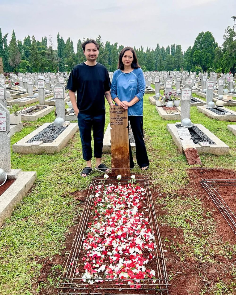 Dikira pacaran padahal ibu dan anak, 9 potret Ira Wibowo bareng putra bungsu yang selisih 35 tahun