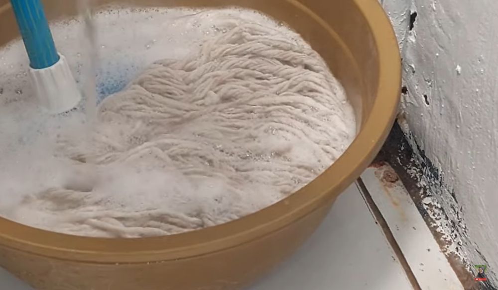 Trik simpel agar kain pel dekil buluk jadi putih bersih dan tak bikin jijik, cuma tambah 2 bahan masak