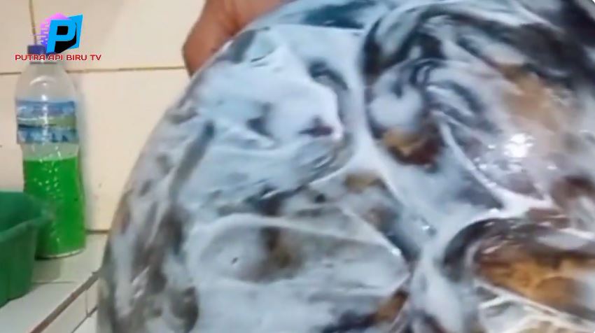 Tanpa baking soda atau sitrun, begini trik hilangkan kerak gosong di pantat wajan pakai 1 bumbu dapur