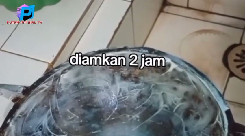 Tanpa baking soda atau sitrun, begini trik hilangkan kerak gosong di pantat wajan pakai 1 bumbu dapur