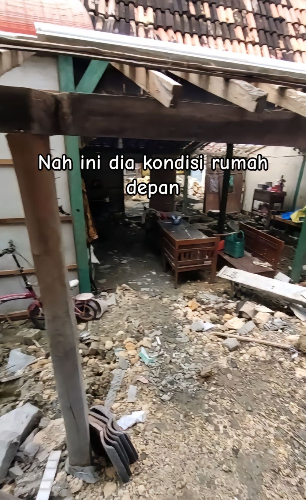 Dari beralas tanah dan berdinding anyaman bambu, 11 makeover rumah ini jadi ciamik klasik