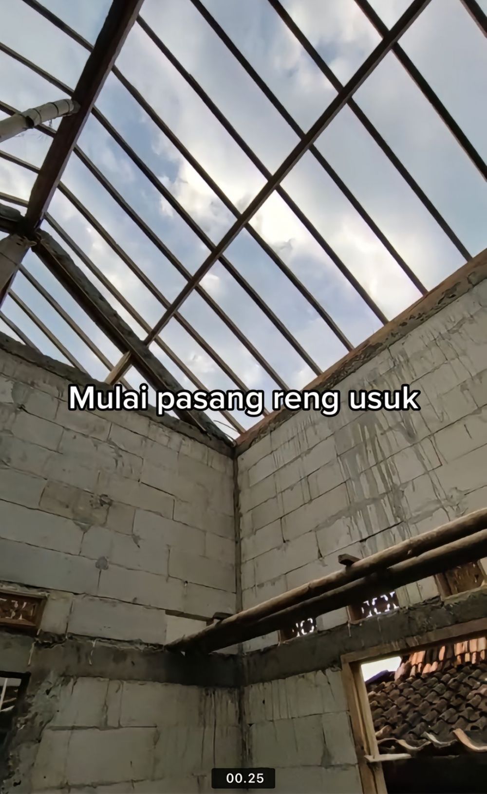 Dari beralas tanah dan berdinding anyaman bambu, 11 makeover rumah ini jadi ciamik klasik