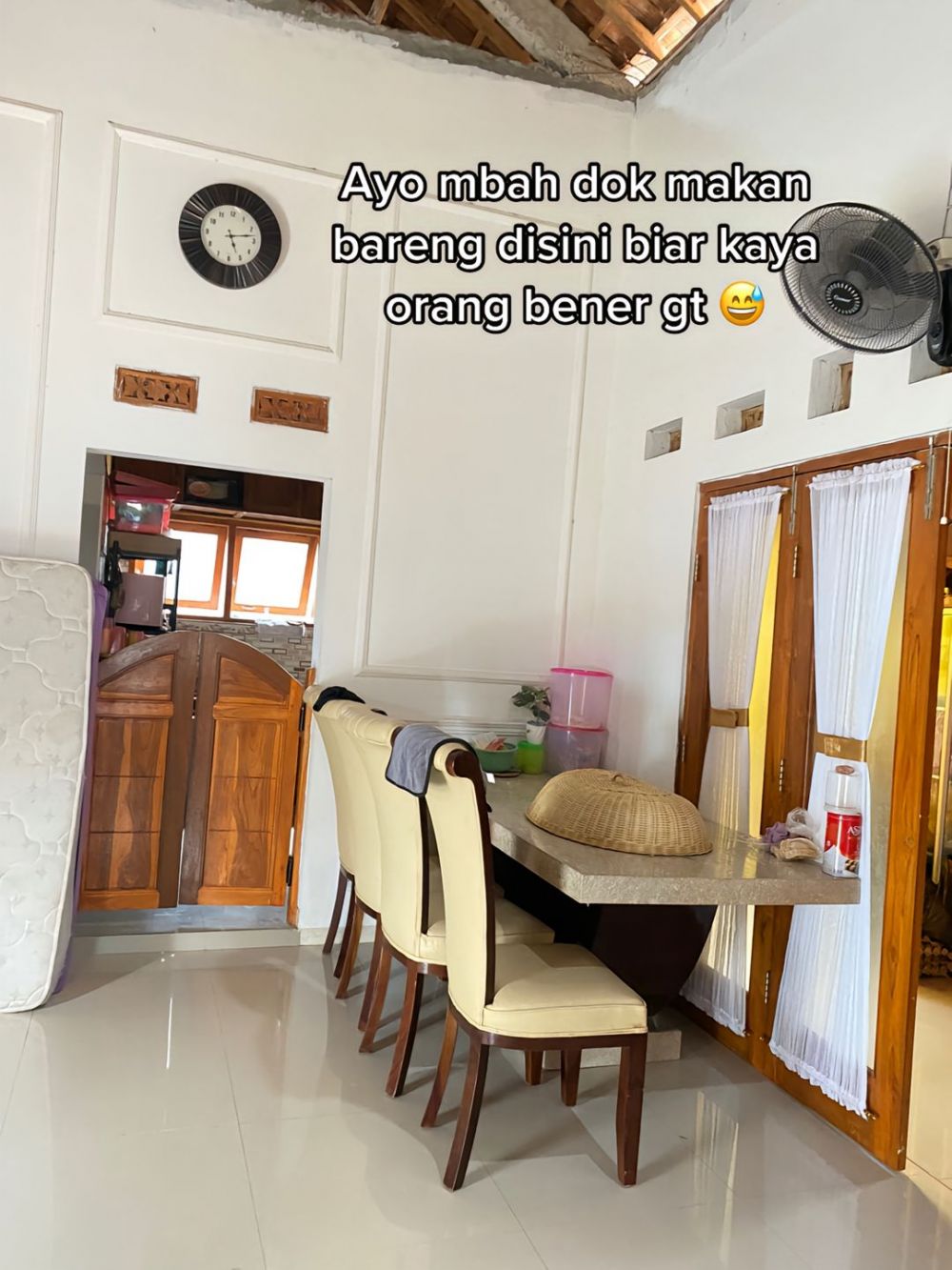 Dari beralas tanah dan berdinding anyaman bambu, 11 makeover rumah ini jadi ciamik klasik