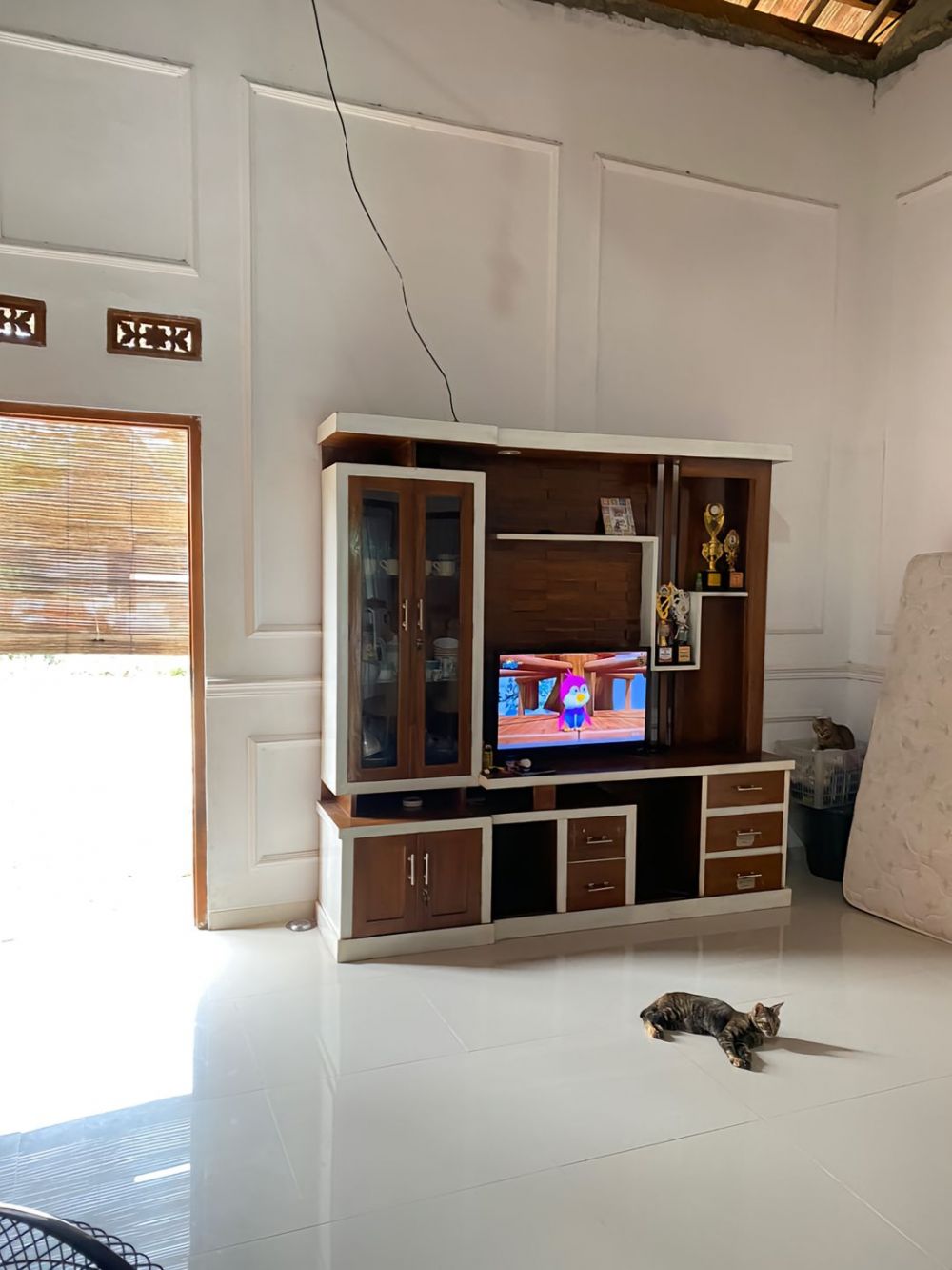 Dari beralas tanah dan berdinding anyaman bambu, 11 makeover rumah ini jadi ciamik klasik