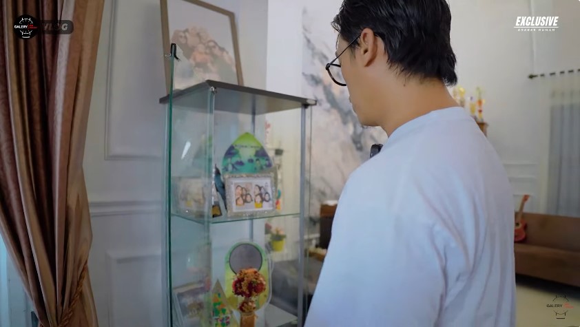 Punya hunian megah di gang sempit, intip 11 potret rumah Dide vokalis Hijau Daun, dapurnya nyempil