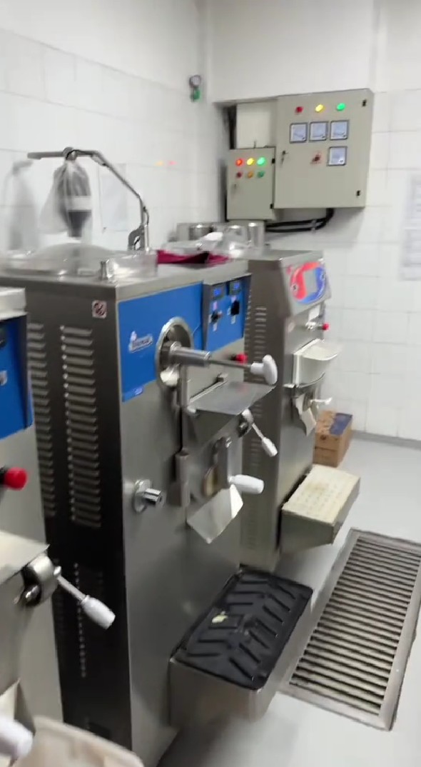 Dapurnya dibandingkan dengan Ci Mehong, ini 11 potret area masak Mamitoko ada lift khusus barang