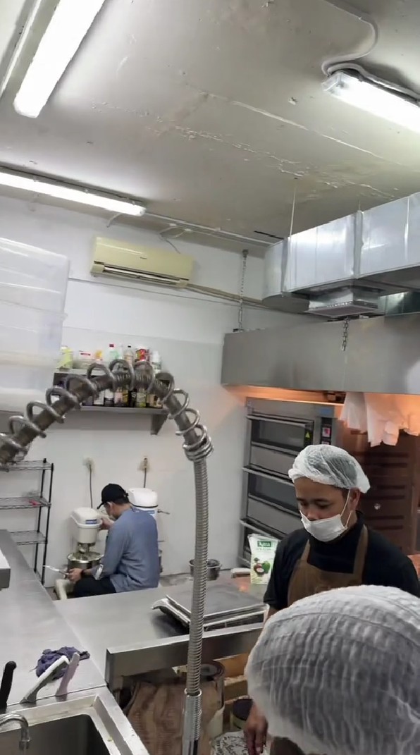 Dapurnya dibandingkan dengan Ci Mehong, ini 11 potret area masak Mamitoko ada lift khusus barang