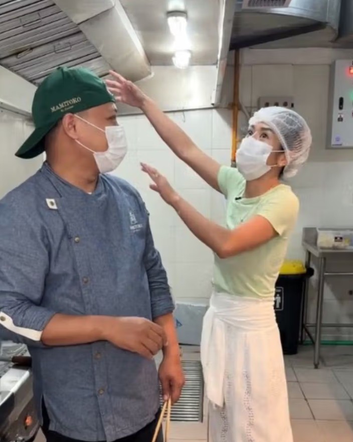 Dapurnya dibandingkan dengan Ci Mehong, ini 11 potret area masak Mamitoko ada lift khusus barang