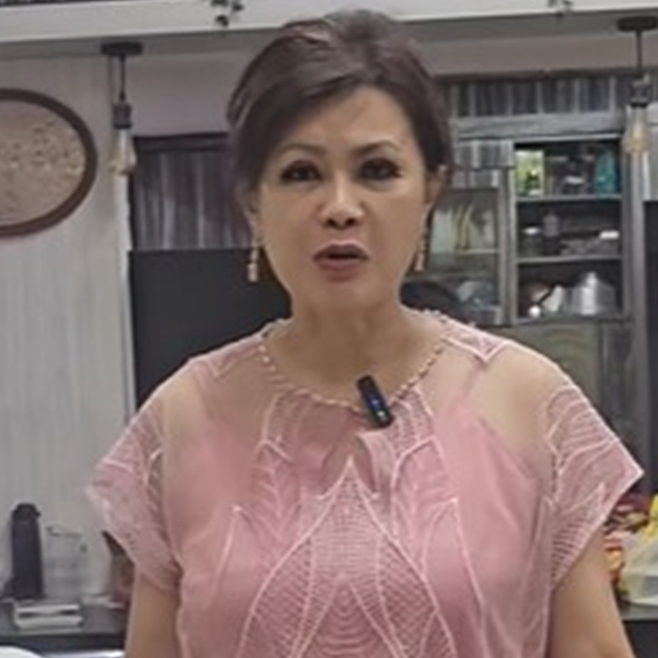 Bikin pangling dan awet muda, ini 7 potret Ci Mehong pebisnis bika Ambon saat pakai makeup