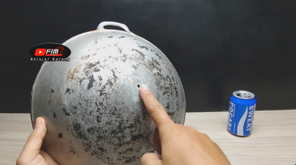 Trik menambal wajan bolong cuma pakai satu sampah minuman, bisa jadi solusi darurat tanpa keluar modal