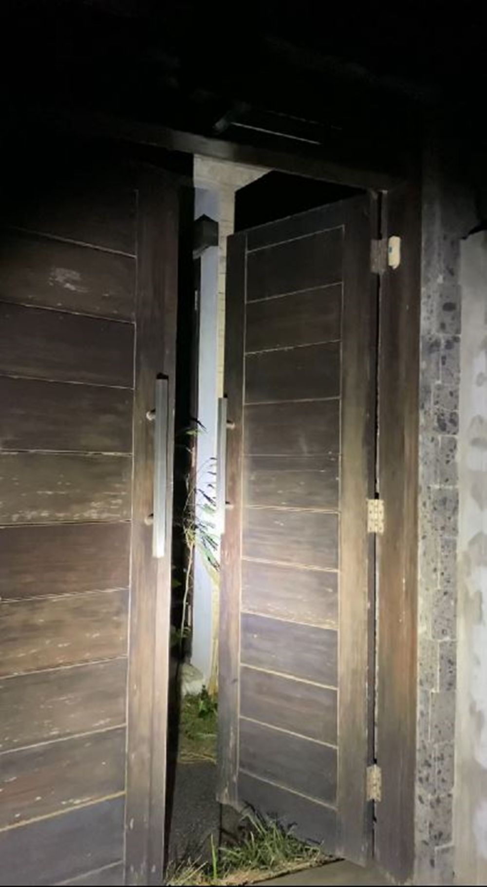 Kondisinya bikin miris bak hunian horor, 9 potret vila diduga milik Kiki Fatmala ini lama mangkrak