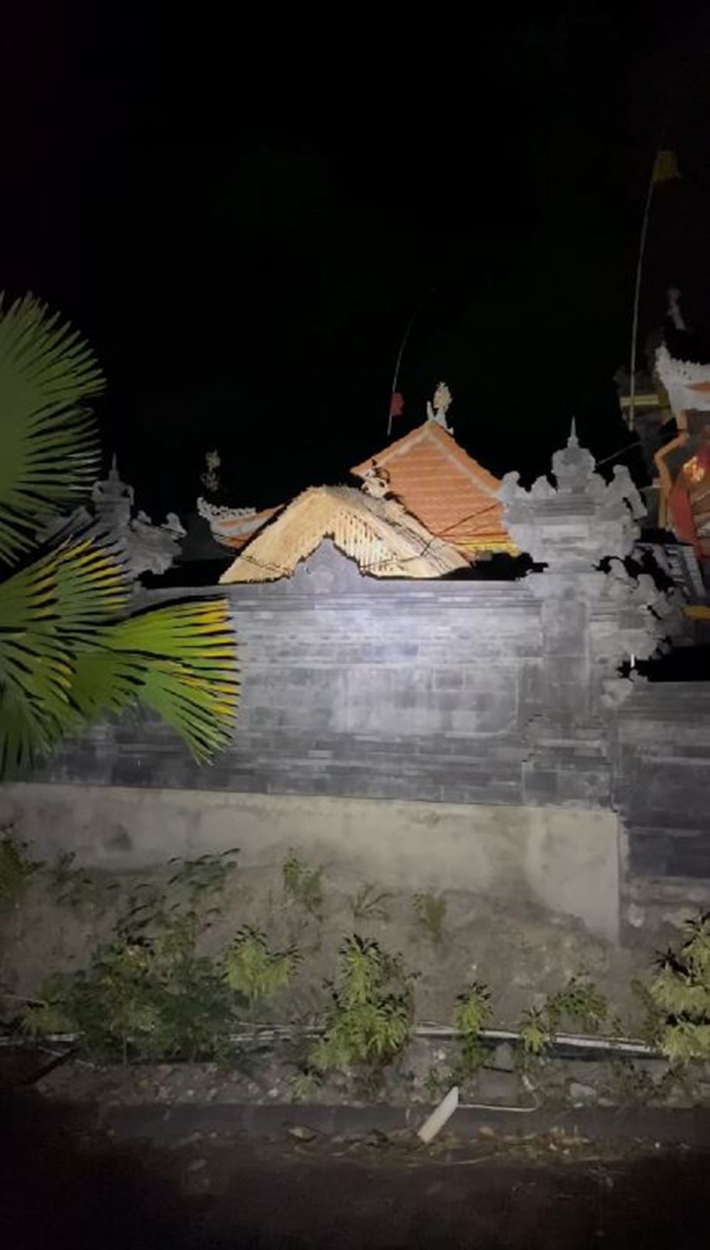 Kondisinya bikin miris bak hunian horor, 9 potret vila diduga milik Kiki Fatmala ini lama mangkrak