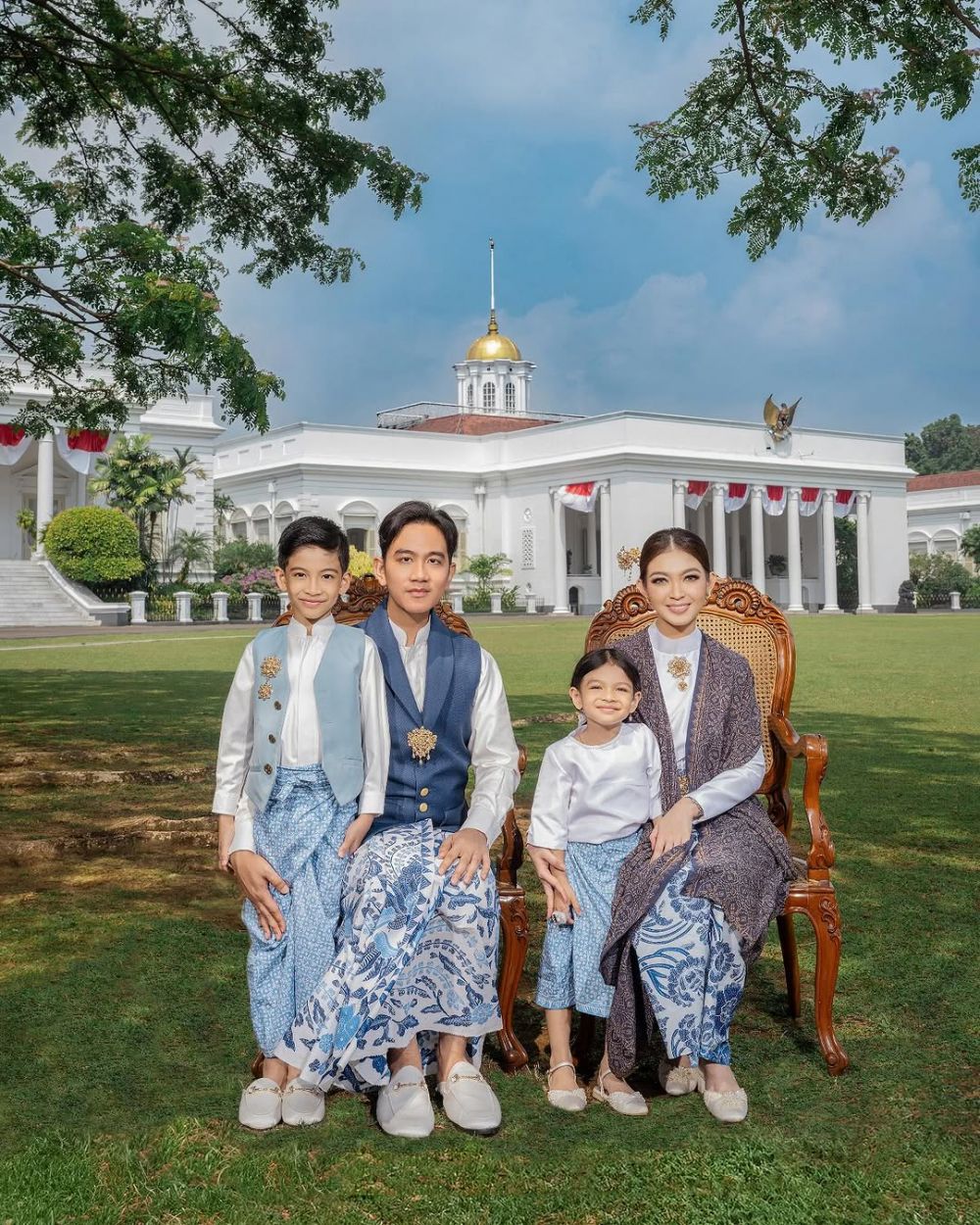 Pemotretan Jokowi dengan anak, cucu dan mantu, kompak pakai batik, libatkan desainer internasional