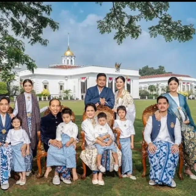 Pemotretan Jokowi dengan anak, cucu dan mantu, kompak pakai batik, libatkan desainer internasional