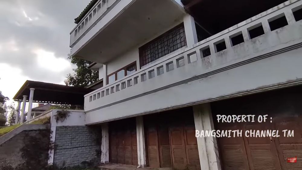 Terbengkalai tak berpenghuni 7 tahun, begini 7 potret rumah bak vila milik Julia Perez di perbukitan