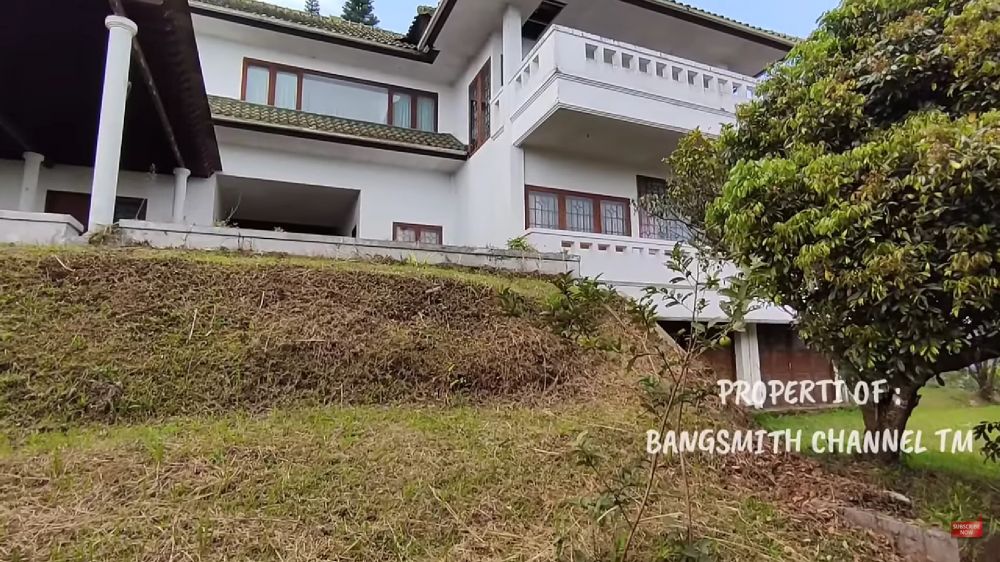 Terbengkalai tak berpenghuni 7 tahun, begini 7 potret rumah bak vila milik Julia Perez di perbukitan