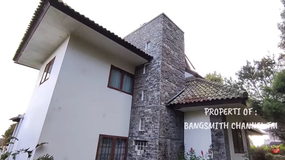 Terbengkalai tak berpenghuni 7 tahun, begini 7 potret rumah bak vila milik Julia Perez di perbukitan