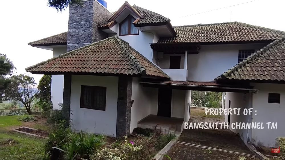 Terbengkalai tak berpenghuni 7 tahun, begini 7 potret rumah bak vila milik Julia Perez di perbukitan