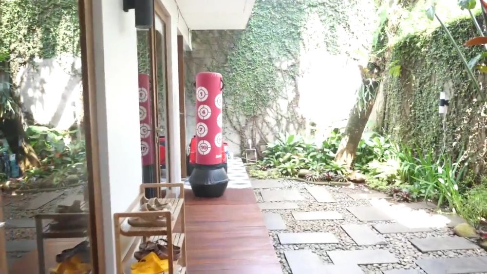 Banyak spot buat ngadem, 11 potret rumah Rizkina Nazar kakak Rizky Nazar ini suasananya sejuk pol