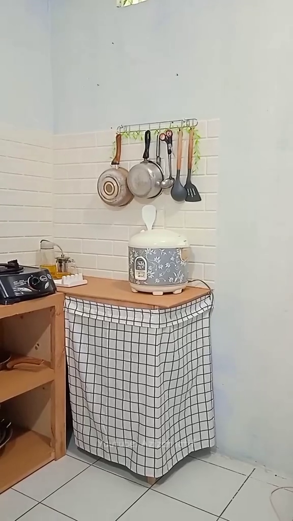 Awalnya sumpek dan pengap, 9 potret makeover dapur sepetak minim bujet ini jadi kian luas