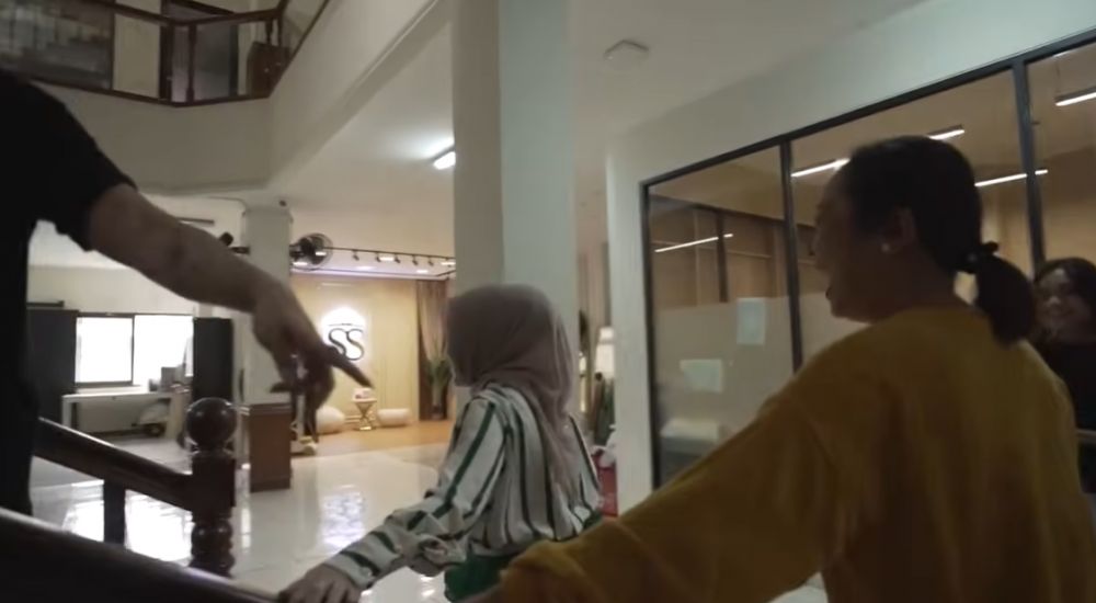 Bak hotel mewah ada tempat tidurnya, intip 11 potret kantor bos skincare Shella Saukia