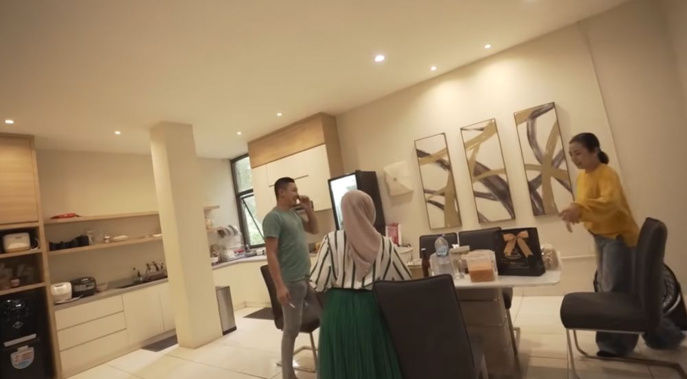 Bak hotel mewah ada tempat tidurnya, intip 11 potret kantor bos skincare Shella Saukia