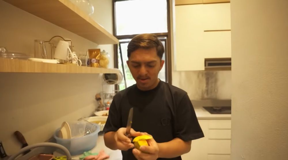 Bak hotel mewah ada tempat tidurnya, intip 11 potret kantor bos skincare Shella Saukia